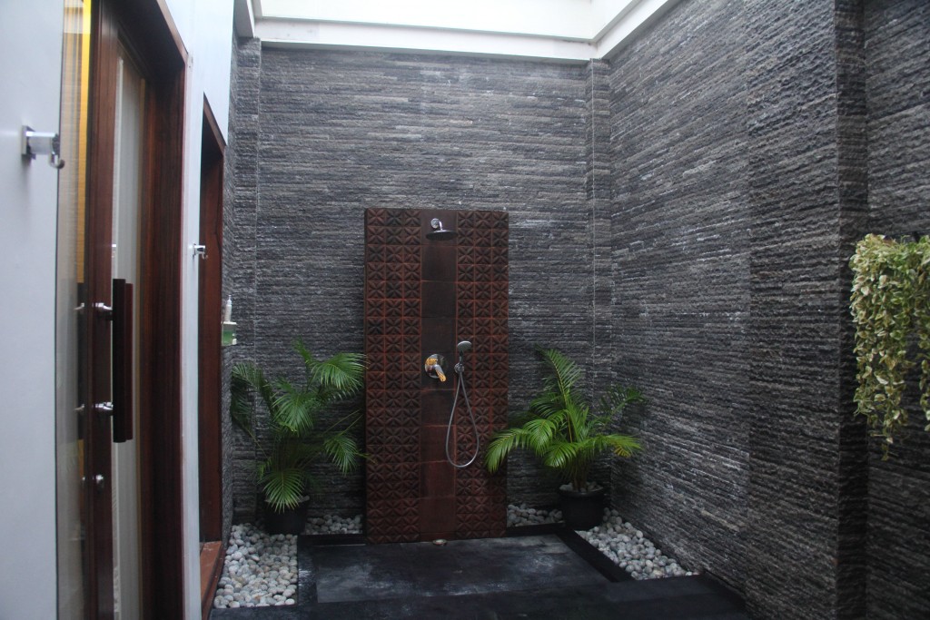 Open air bathroom at the Galangal Spa